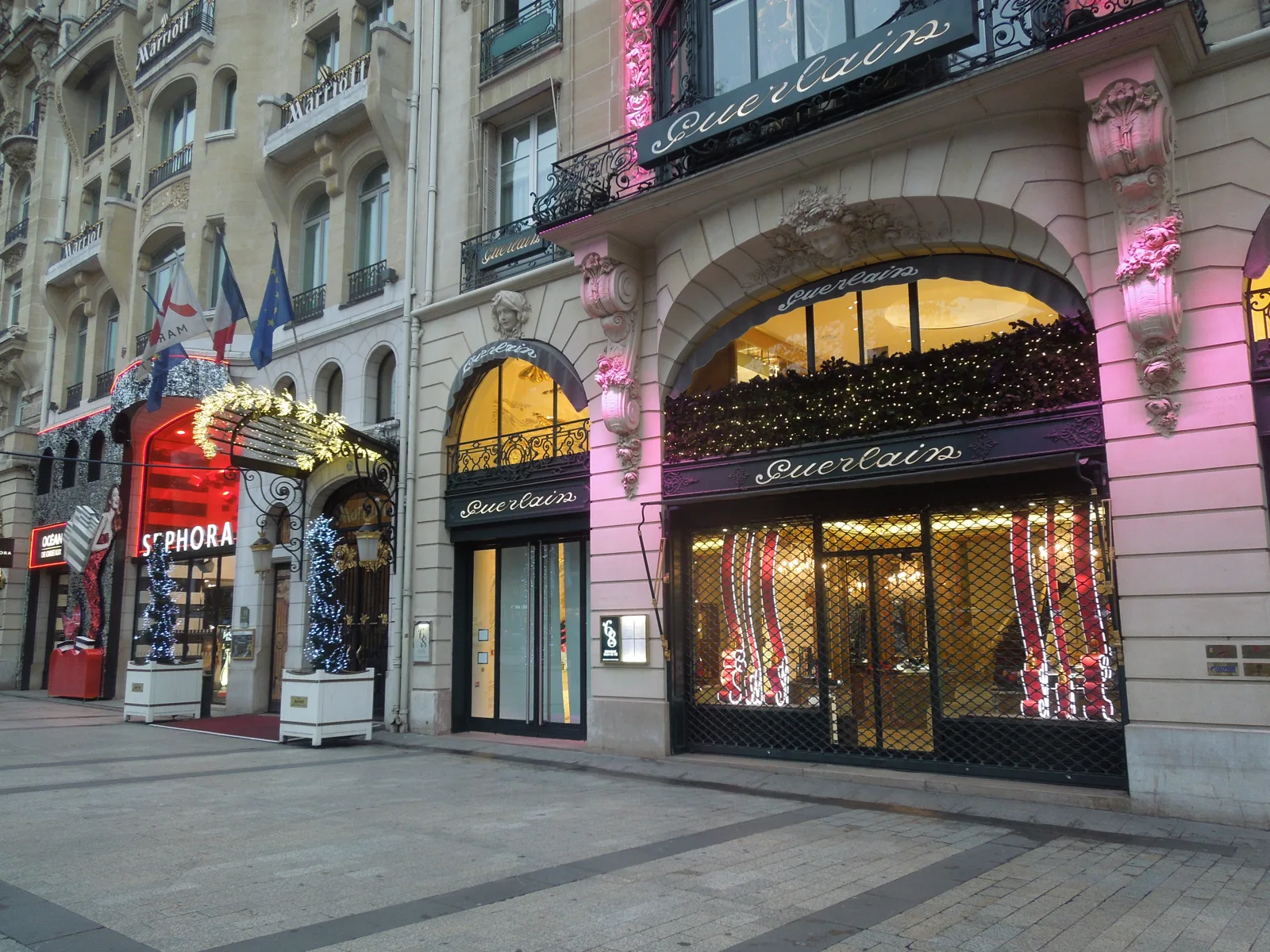 Commerces et vitrines des Champs-Élysées à Paris, photographiés en décembre 2014